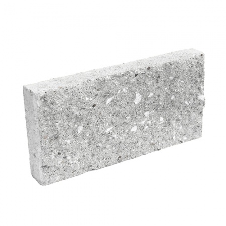 Блок полнотелый с двумя гранями колотой фактуры Besser цветной на белом цементе